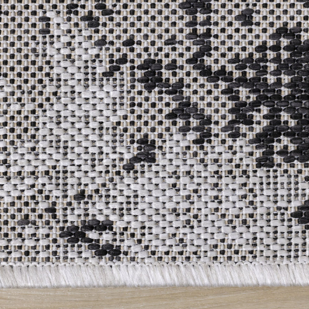 Jackson Distressed Damask Indoor/Outdoor Area Rug - 5'3" x 7'7"|Carpette Jackson à motif damassé vieilli pour l'intérieur et l'extérieur - 5 pi 3 po x 7 pi 7 po