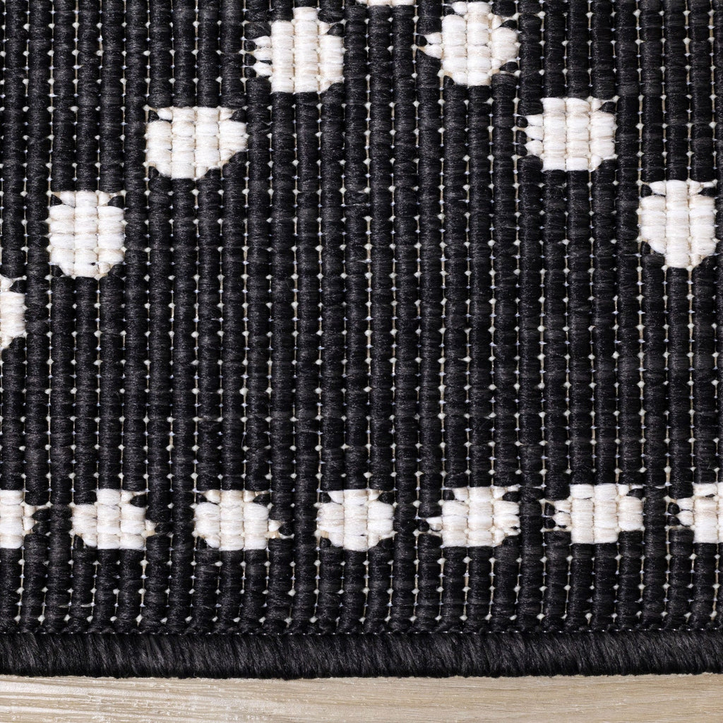 Brooke Reversible Diamonds Indoor/Outdoor Area Rug - 5'3" x 7'7"|Carpette réversible Brooke à motif de diamants pour l’intérieur et l'extérieur - 5 pi 3 po x 7 pi 7 po