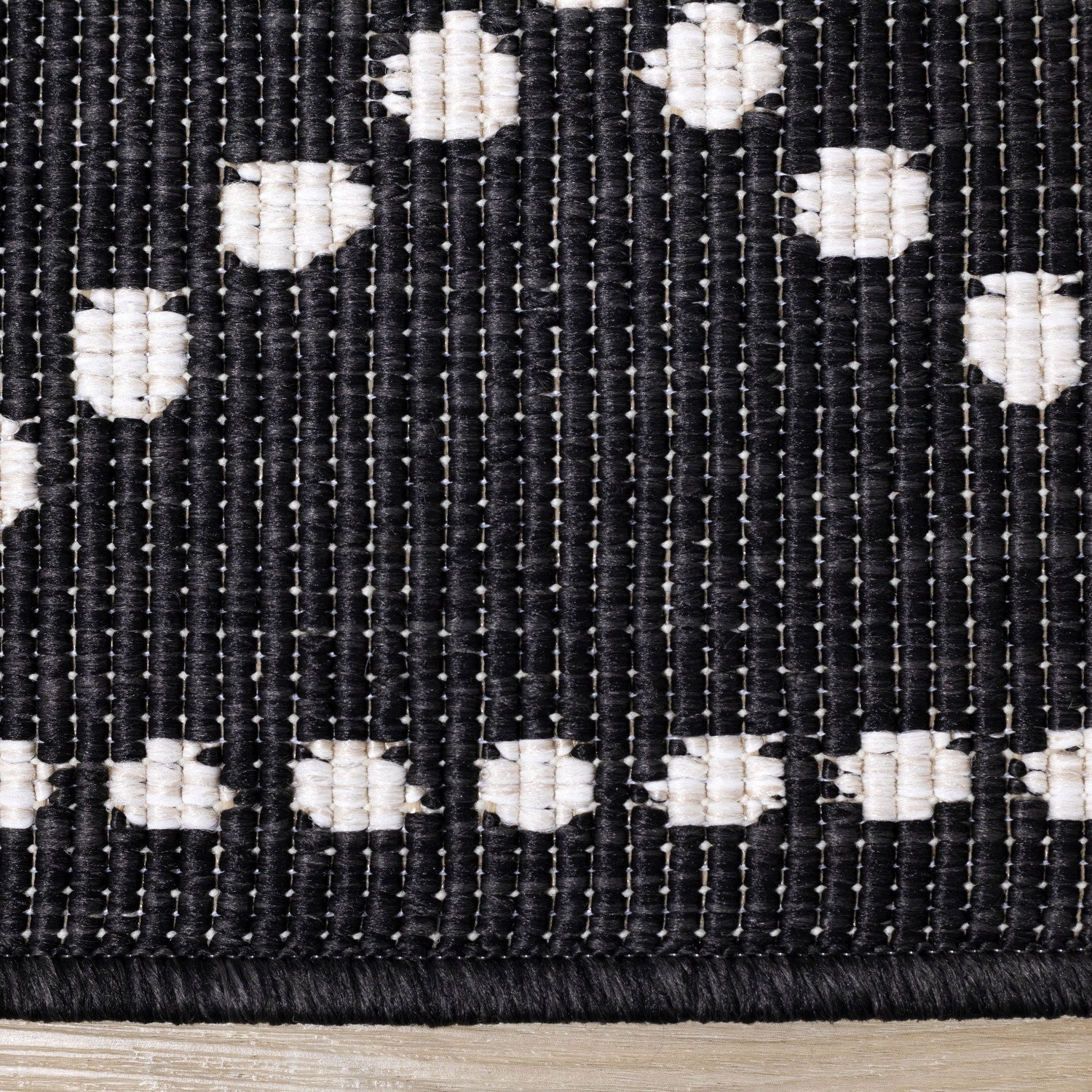 Brooke Reversible Diamonds Indoor/Outdoor Area Rug - 5'3" x 7'7"|Carpette réversible Brooke à motif de diamants pour l’intérieur et l'extérieur - 5 pi 3 po x 7 pi 7 po