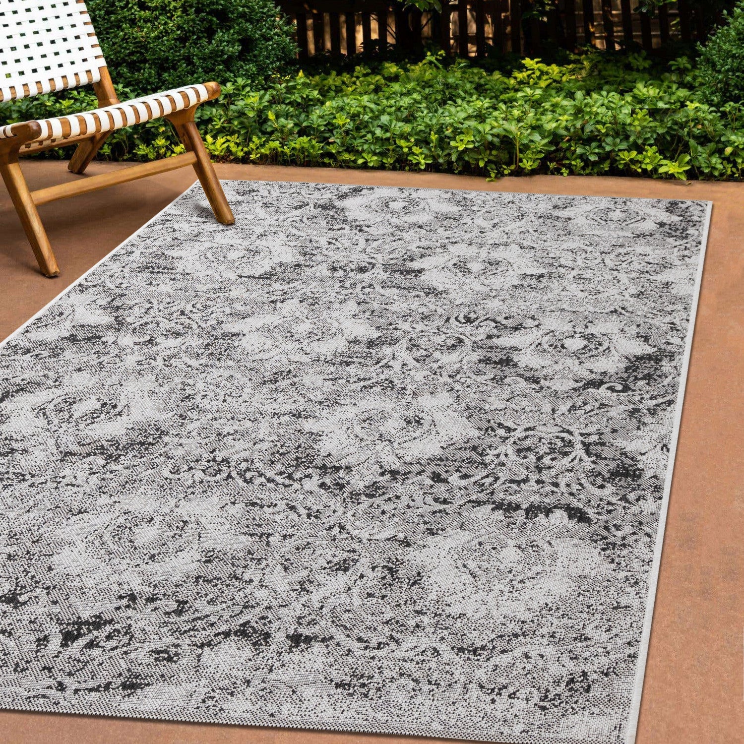 Jackson Distressed Damask Indoor/Outdoor Area Rug - 5'3" x 7'7"|Carpette Jackson à motif damassé vieilli pour l'intérieur et l'extérieur - 5 pi 3 po x 7 pi 7 po