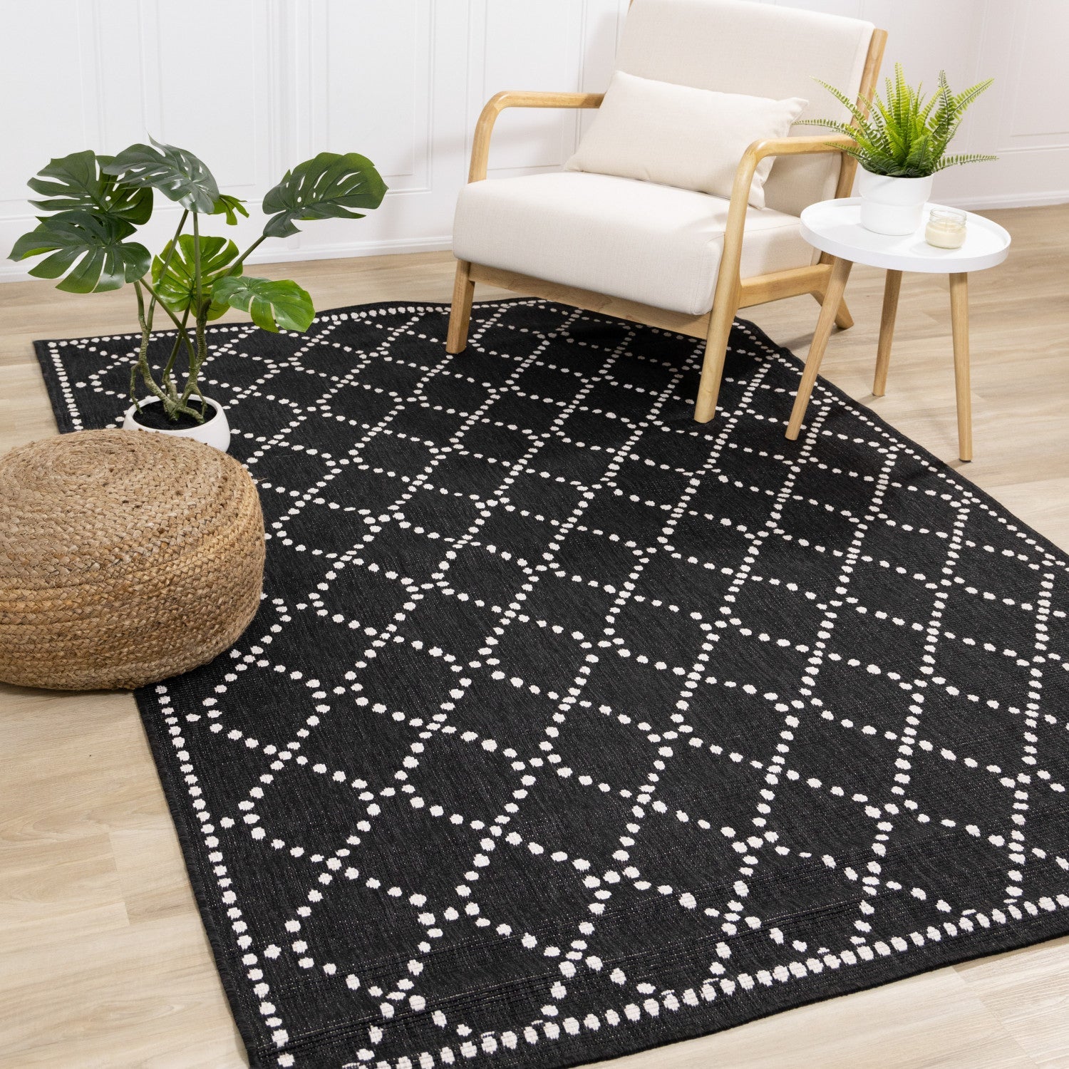Brooke Reversible Diamonds Indoor/Outdoor Area Rug - 5'3" x 7'7"|Carpette réversible Brooke à motif de diamants pour l’intérieur et l'extérieur - 5 pi 3 po x 7 pi 7 po