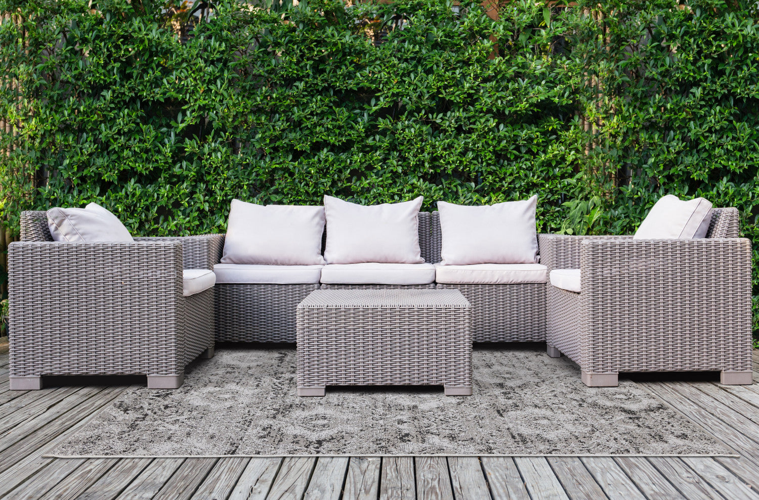 Jackson Distressed Damask Indoor/Outdoor Area Rug - 5'3" x 7'7"|Carpette Jackson à motif damassé vieilli pour l'intérieur et l'extérieur - 5 pi 3 po x 7 pi 7 po