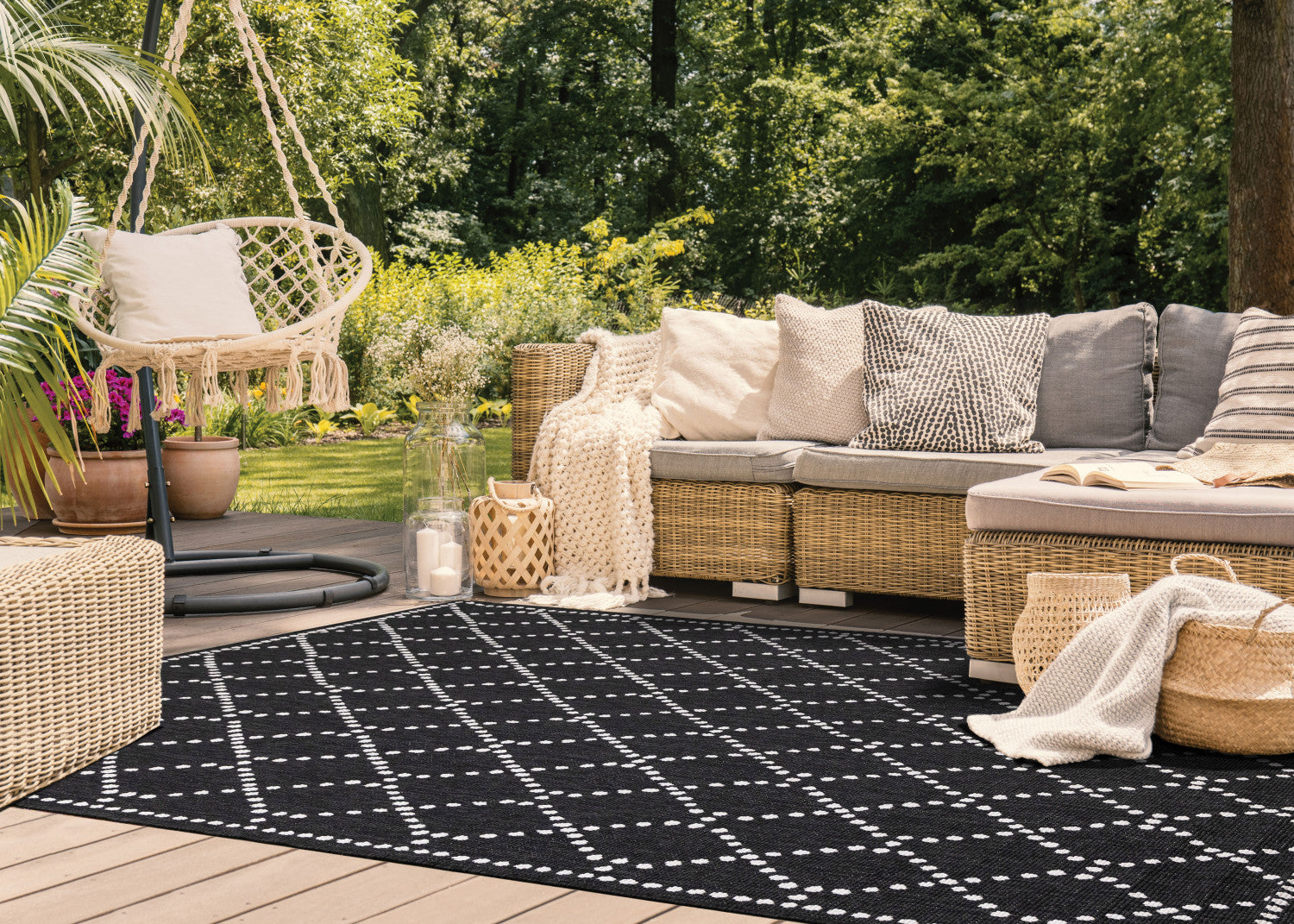 Brooke Reversible Diamonds Indoor/Outdoor Area Rug - 5'3" x 7'7"|Carpette réversible Brooke à motif de diamants pour l’intérieur et l'extérieur - 5 pi 3 po x 7 pi 7 po