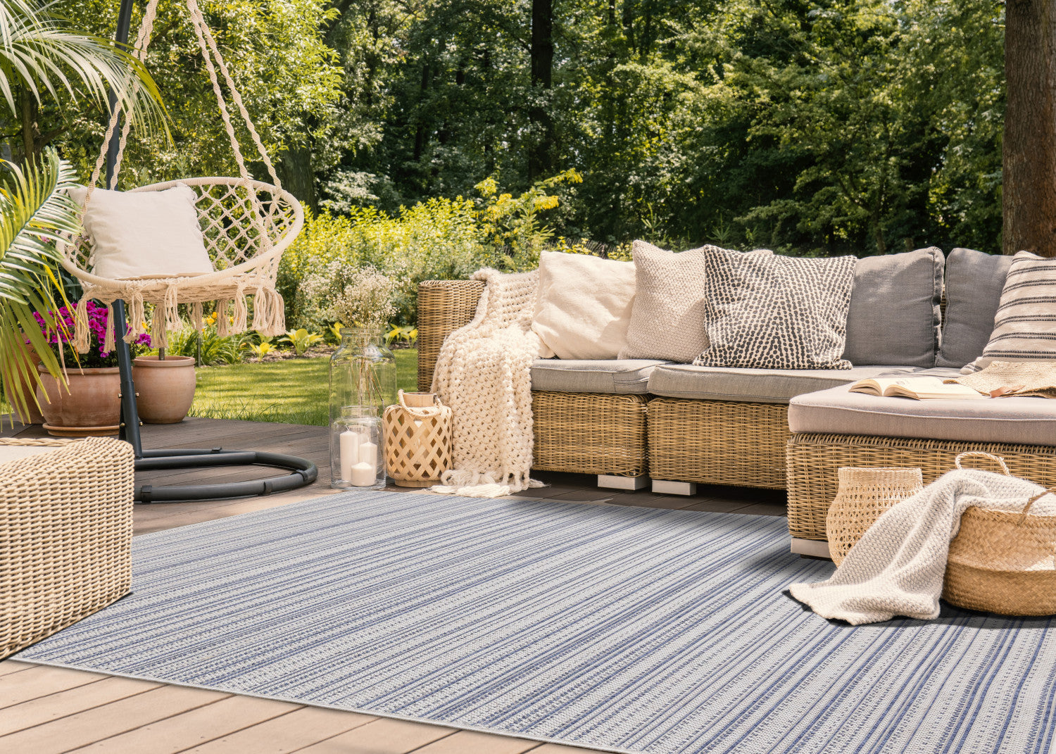 Cabana Textured Stripes Outdoor Area Rug - 5'3" x 7'7"|Carpette Cabana à rayures texturées pour l'extérieur - 5 pi 3 po x 7 pi 7 po
