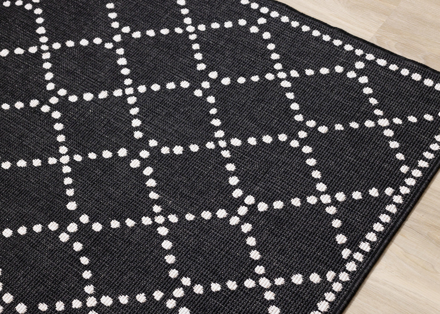 Brooke Reversible Diamonds Indoor/Outdoor Area Rug - 5'3" x 7'7"|Carpette réversible Brooke à motif de diamants pour l’intérieur et l'extérieur - 5 pi 3 po x 7 pi 7 po
