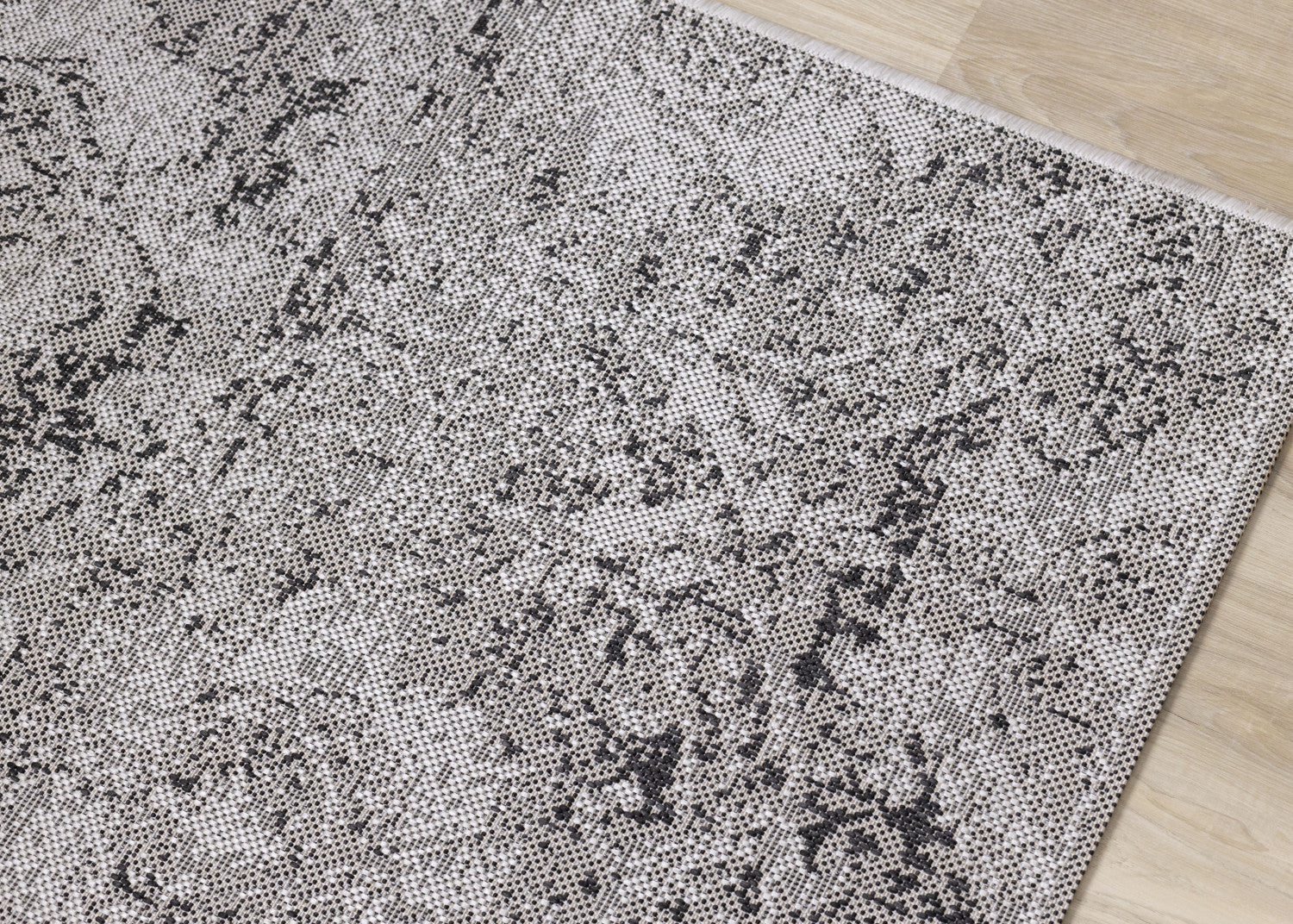 Jackson Distressed Damask Indoor/Outdoor Area Rug - 5'3" x 7'7"|Carpette Jackson à motif damassé vieilli pour l'intérieur et l'extérieur - 5 pi 3 po x 7 pi 7 po