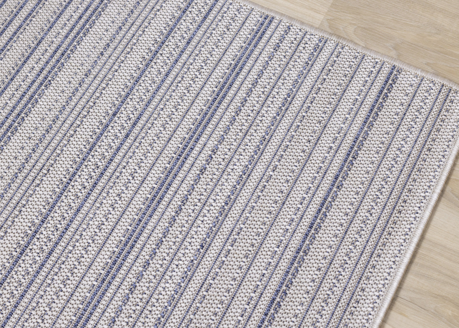 Cabana Textured Stripes Outdoor Area Rug - 5'3" x 7'7"|Carpette Cabana à rayures texturées pour l'extérieur - 5 pi 3 po x 7 pi 7 po