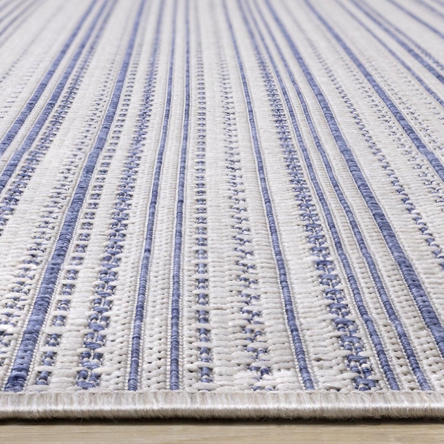 Cabana Textured Stripes Outdoor Area Rug - 5'3" x 7'7"|Carpette Cabana à rayures texturées pour l'extérieur - 5 pi 3 po x 7 pi 7 po
