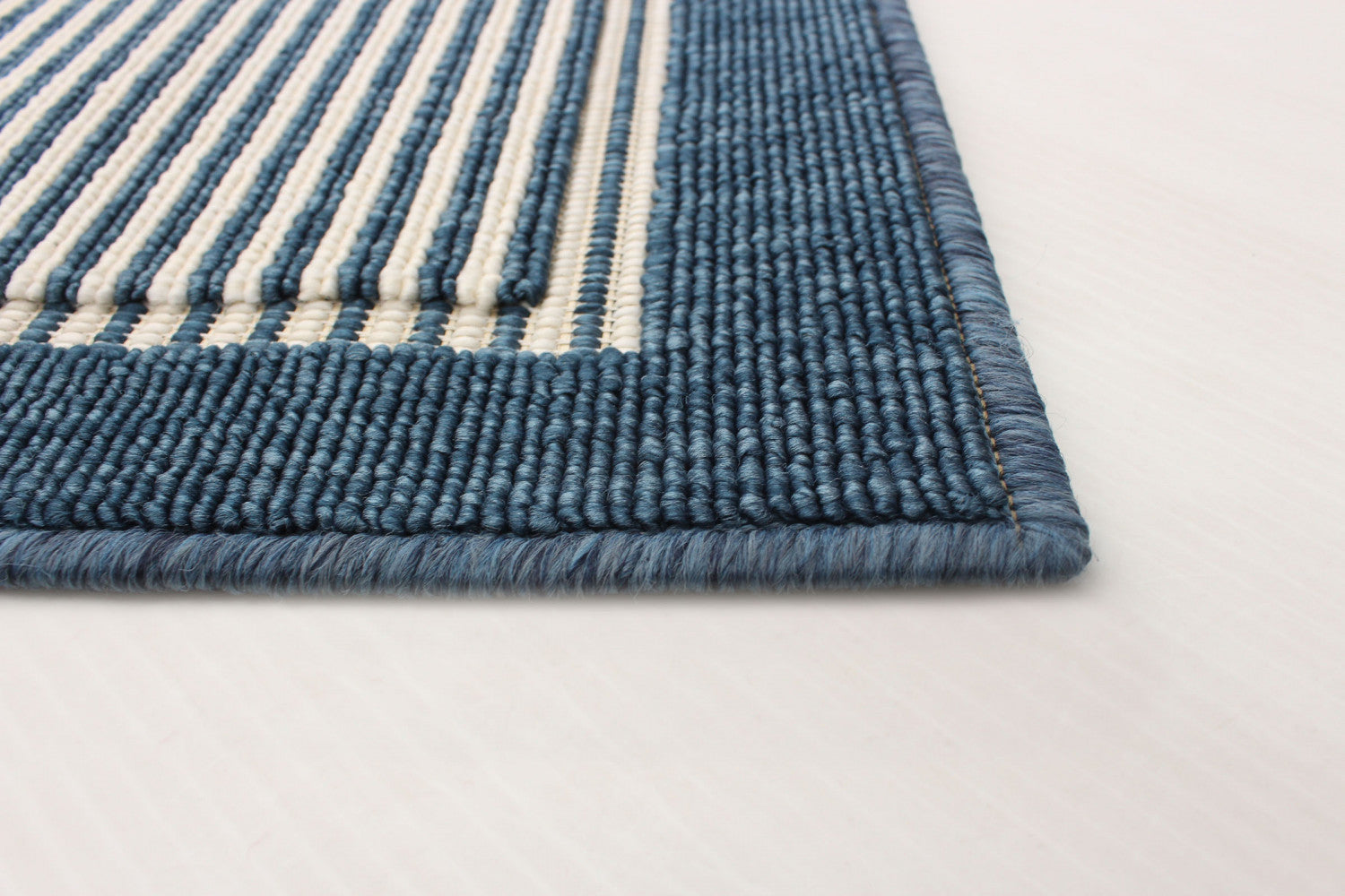 Chinue Blue 4'7" x 6'7" Area Rug|Carpette Chinue bleue 4 pi 7 po x 6 pi 7 po|D86FZT50