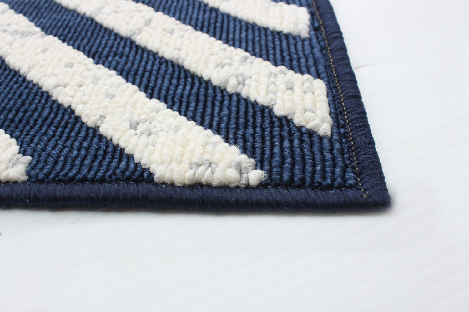 Dodie Blue-Ivory 4'7" x 6'7" Area Rug|Carpette Dodie bleueivoire 4 pi 7 po x 6 pi 7 po|D86F28XB