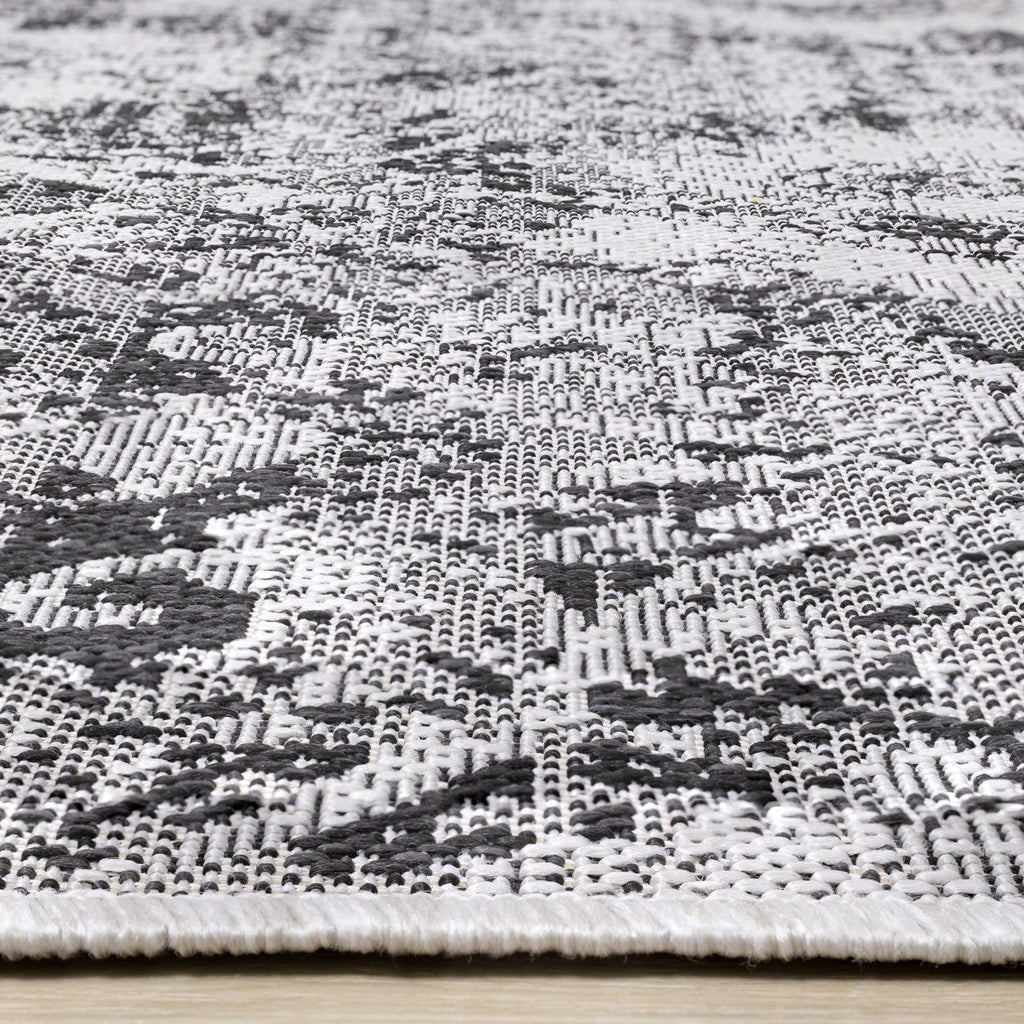 Jackson Distressed Damask Indoor/Outdoor Area Rug - 5'3" x 7'7"|Carpette Jackson à motif damassé vieilli pour l'intérieur et l'extérieur - 5 pi 3 po x 7 pi 7 po