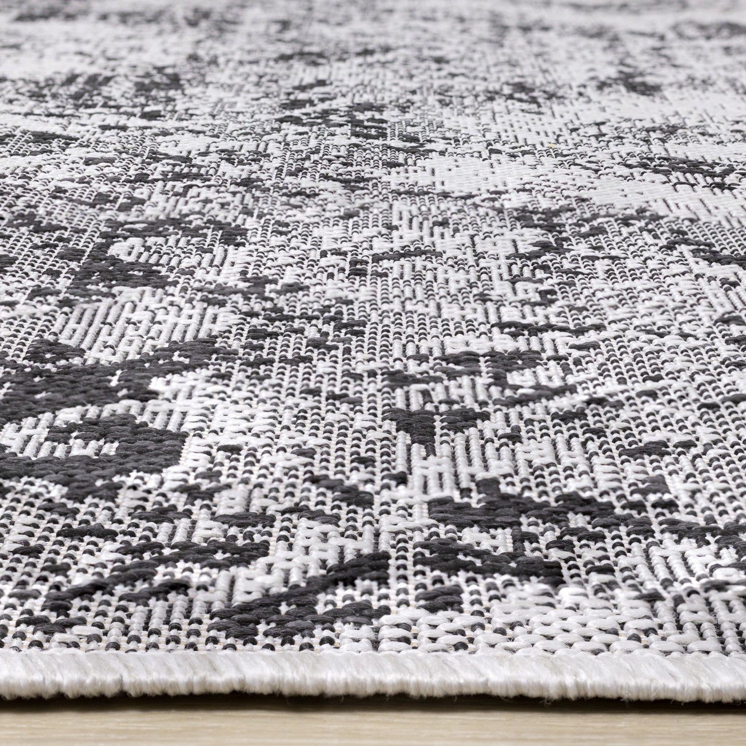 Jackson Distressed Damask Indoor/Outdoor Area Rug - 5'3" x 7'7"|Carpette Jackson à motif damassé vieilli pour l'intérieur et l'extérieur - 5 pi 3 po x 7 pi 7 po