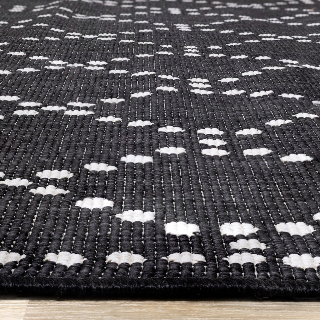 Brooke Reversible Diamonds Indoor/Outdoor Area Rug - 5'3" x 7'7"|Carpette réversible Brooke à motif de diamants pour l’intérieur et l'extérieur - 5 pi 3 po x 7 pi 7 po