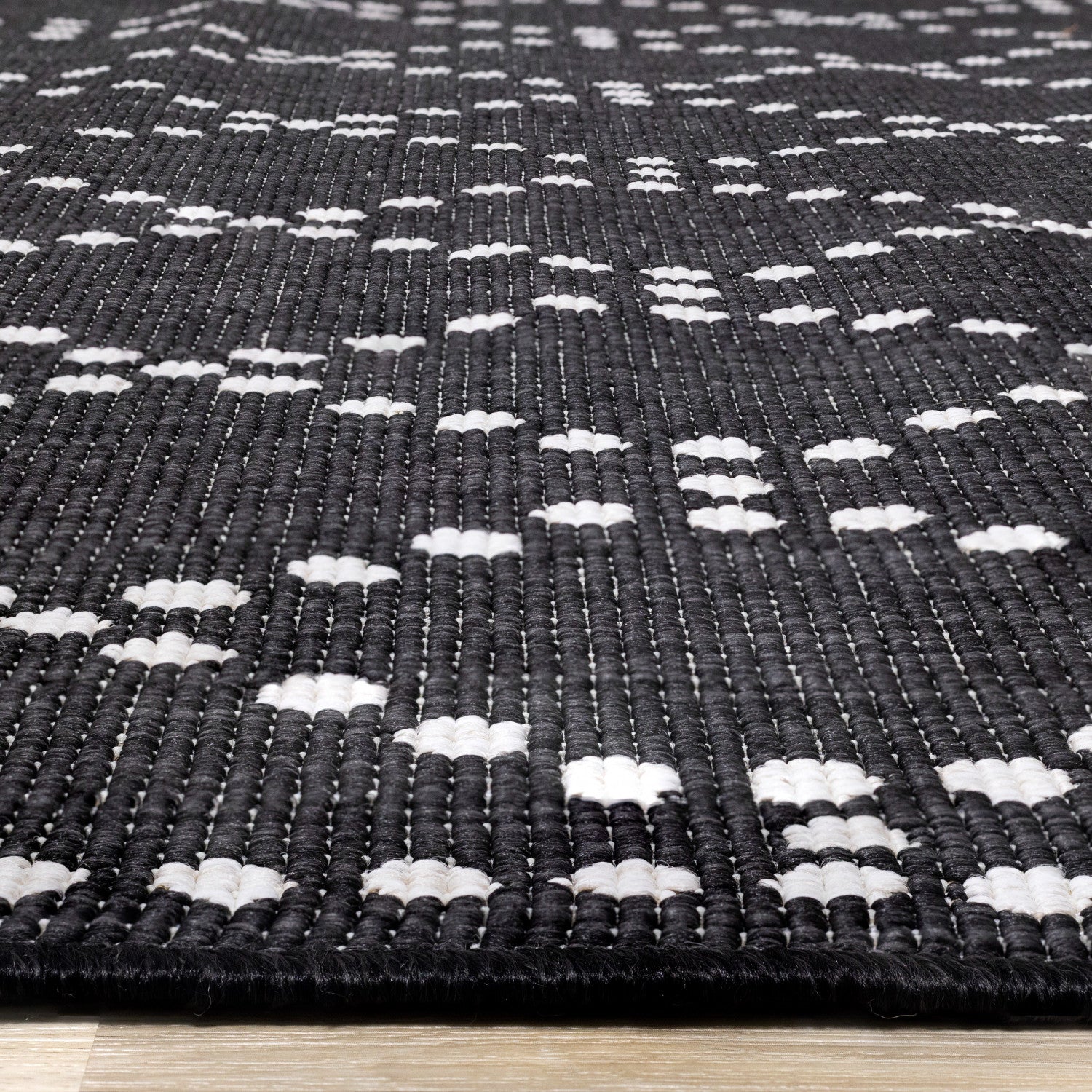 Brooke Reversible Diamonds Indoor/Outdoor Area Rug - 5'3" x 7'7"|Carpette réversible Brooke à motif de diamants pour l’intérieur et l'extérieur - 5 pi 3 po x 7 pi 7 po