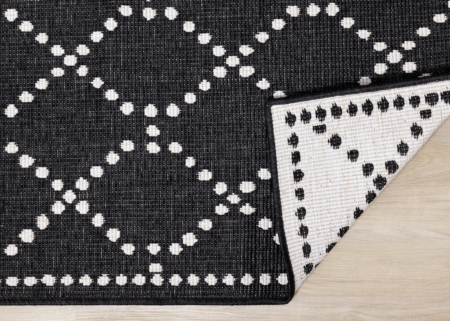 Brooke Reversible Diamonds Indoor/Outdoor Area Rug - 5'3" x 7'7"|Carpette réversible Brooke à motif de diamants pour l’intérieur et l'extérieur - 5 pi 3 po x 7 pi 7 po