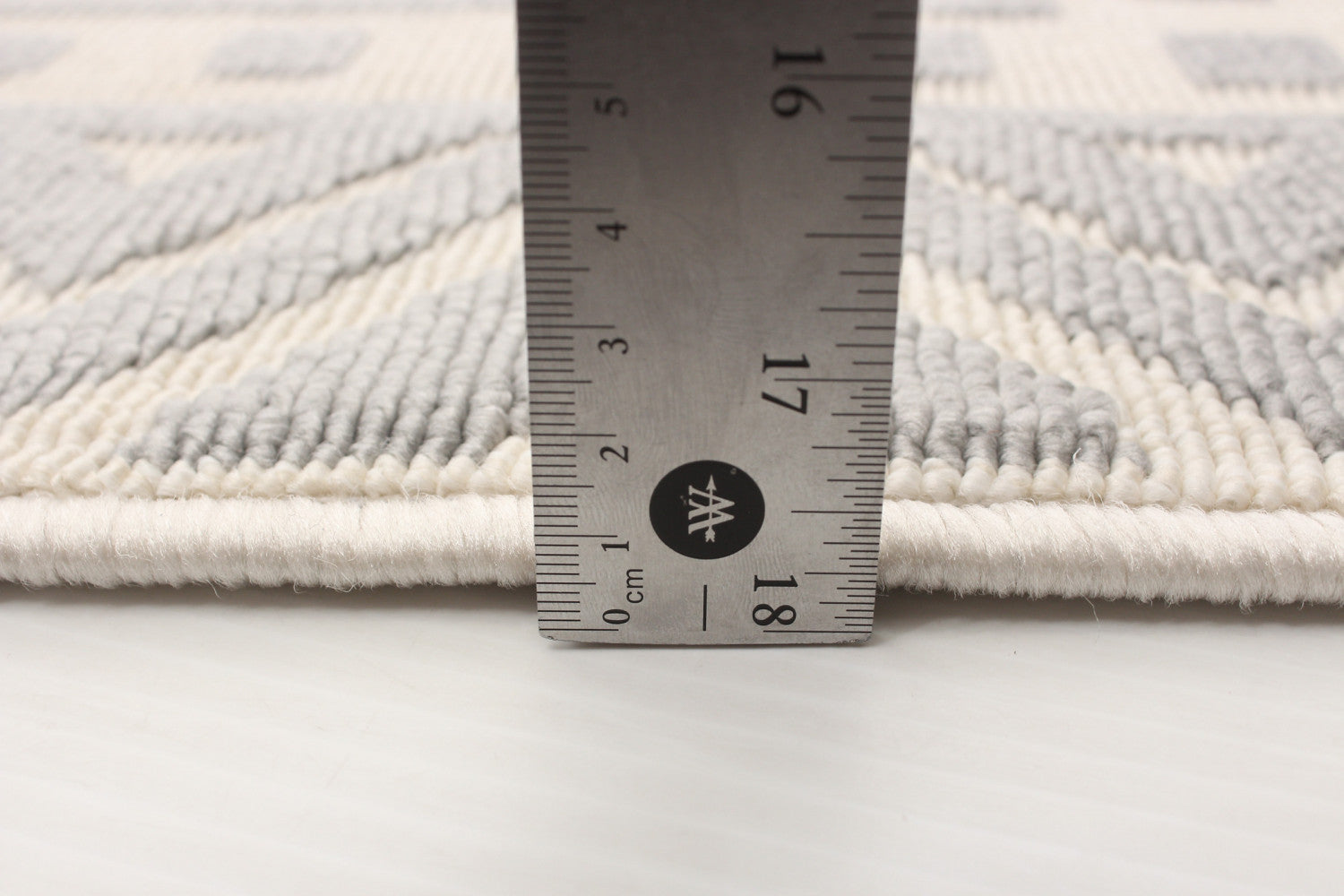 Gaia Light Grey 4'7" x 6'7" Area Rug|Carpette Gaia gris clair 4 pi 7 po x 6 pi 7 po|D86FW5XO