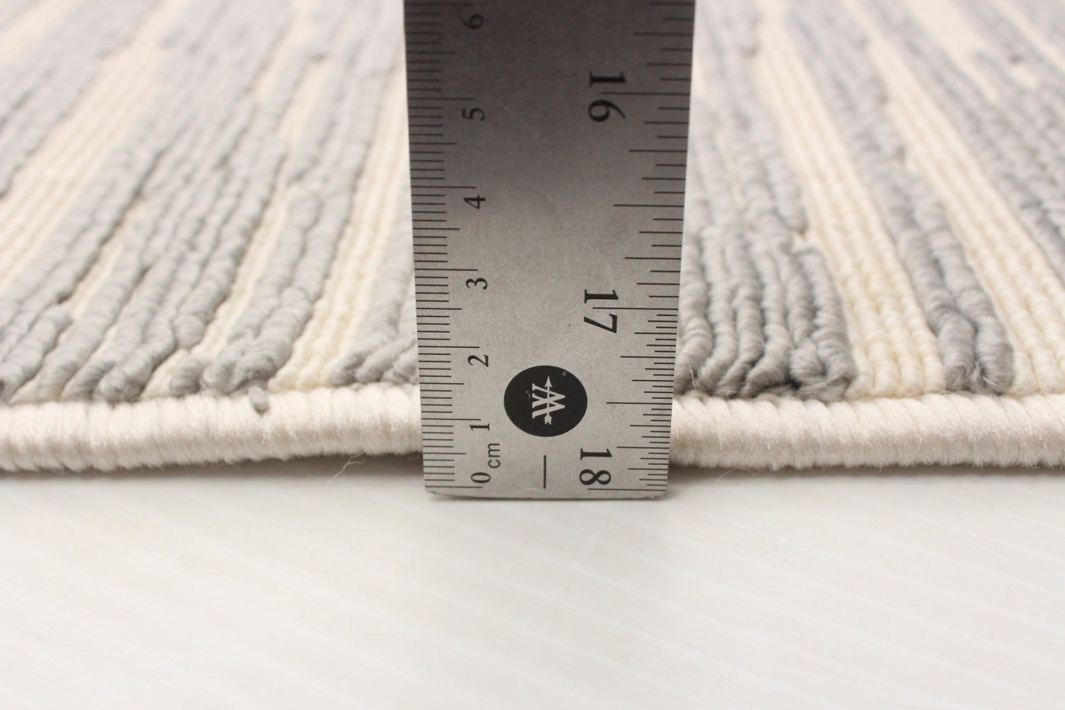 Eadda Light Grey 4'7" x 6'7" Area Rug|Carpette Eadda gris clair 4 pi 7 po x 6 pi 7 po|D86FJE9E