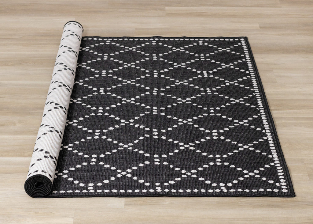 Brooke Reversible Diamonds Indoor/Outdoor Area Rug - 5'3" x 7'7"|Carpette réversible Brooke à motif de diamants pour l’intérieur et l'extérieur - 5 pi 3 po x 7 pi 7 po