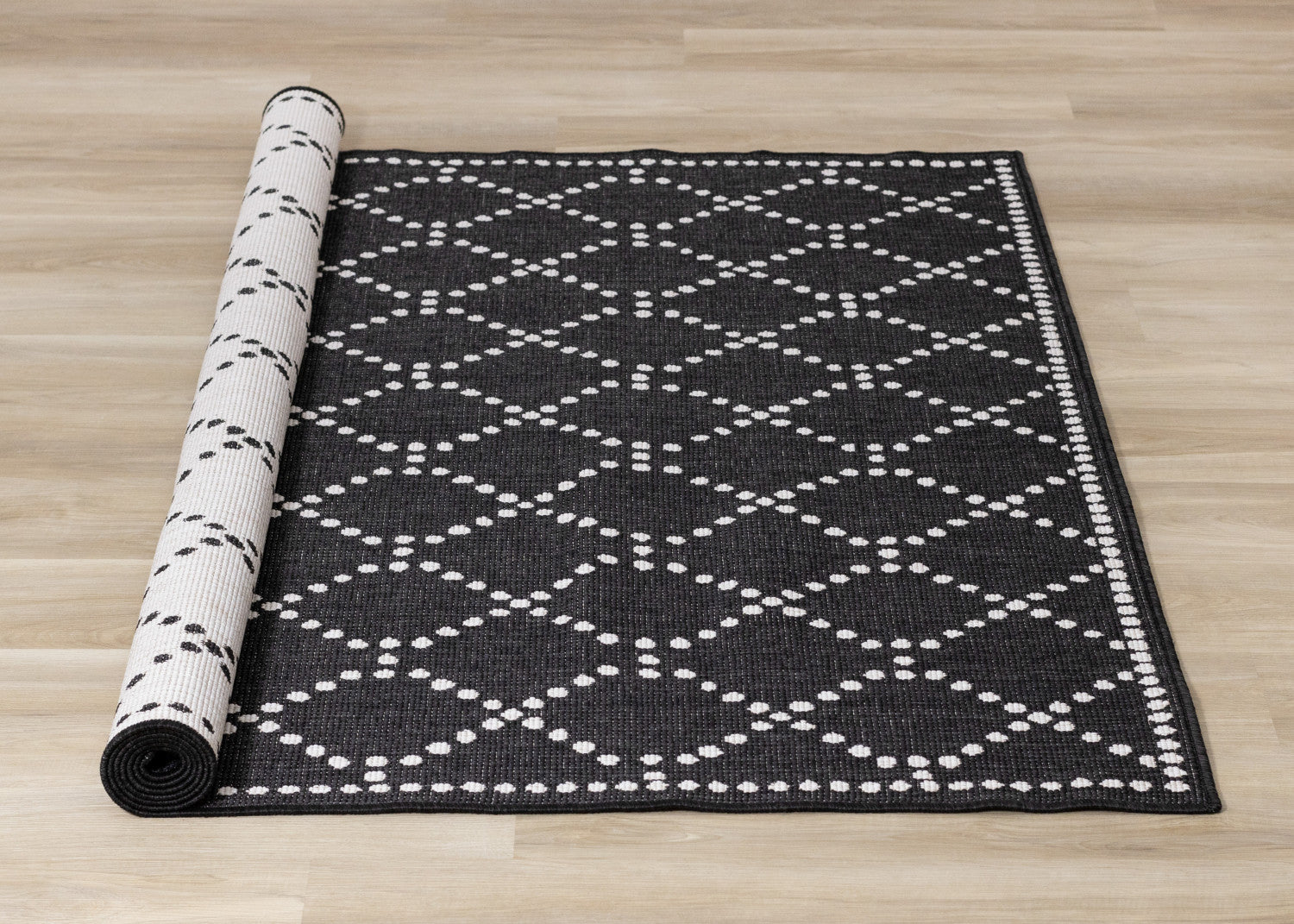 Brooke Reversible Diamonds Indoor/Outdoor Area Rug - 5'3" x 7'7"|Carpette réversible Brooke à motif de diamants pour l’intérieur et l'extérieur - 5 pi 3 po x 7 pi 7 po