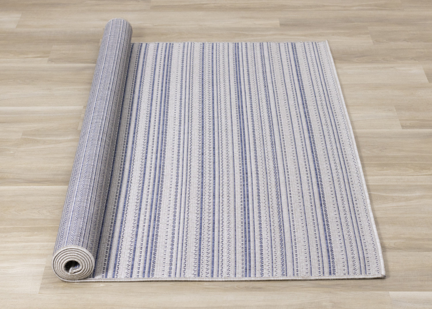 Cabana Textured Stripes Outdoor Area Rug - 5'3" x 7'7"|Carpette Cabana à rayures texturées pour l'extérieur - 5 pi 3 po x 7 pi 7 po