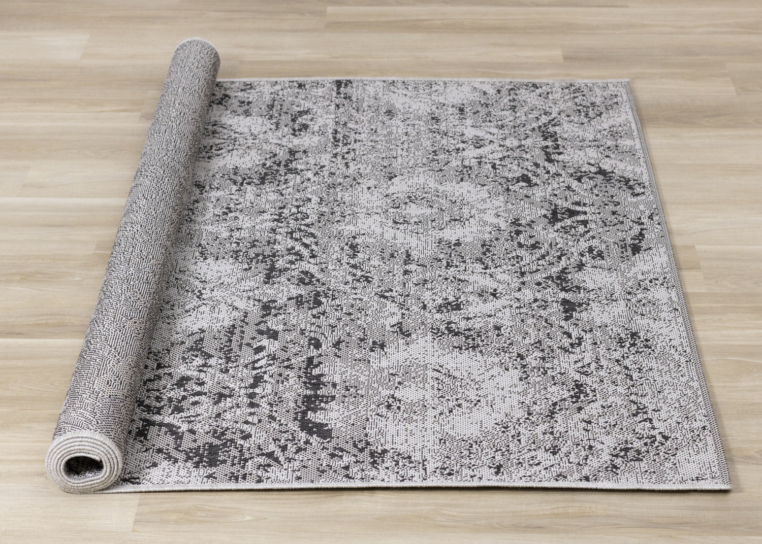Jackson Distressed Damask Indoor/Outdoor Area Rug - 5'3" x 7'7"|Carpette Jackson à motif damassé vieilli pour l'intérieur et l'extérieur - 5 pi 3 po x 7 pi 7 po