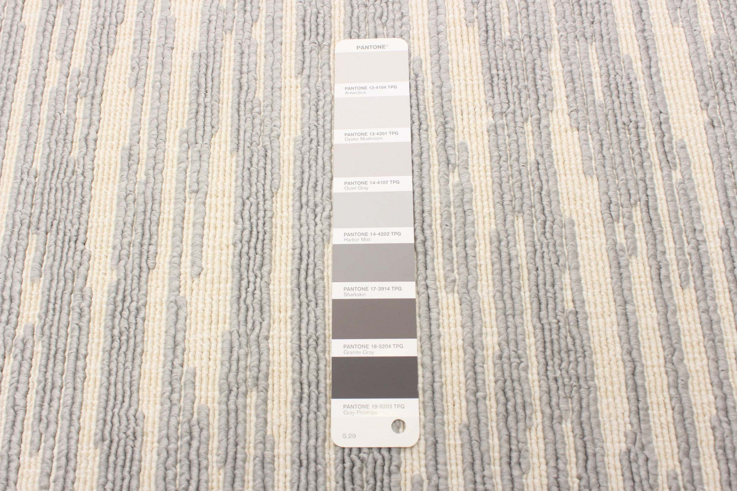 Eadda Light Grey 4'7" x 6'7" Area Rug|Carpette Eadda gris clair 4 pi 7 po x 6 pi 7 po|D86FJE9E