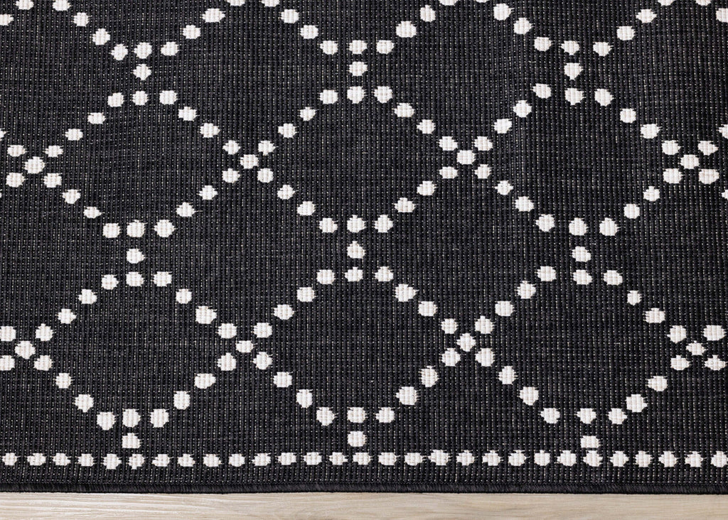 Brooke Reversible Diamonds Indoor/Outdoor Area Rug - 5'3" x 7'7"|Carpette réversible Brooke à motif de diamants pour l’intérieur et l'extérieur - 5 pi 3 po x 7 pi 7 po