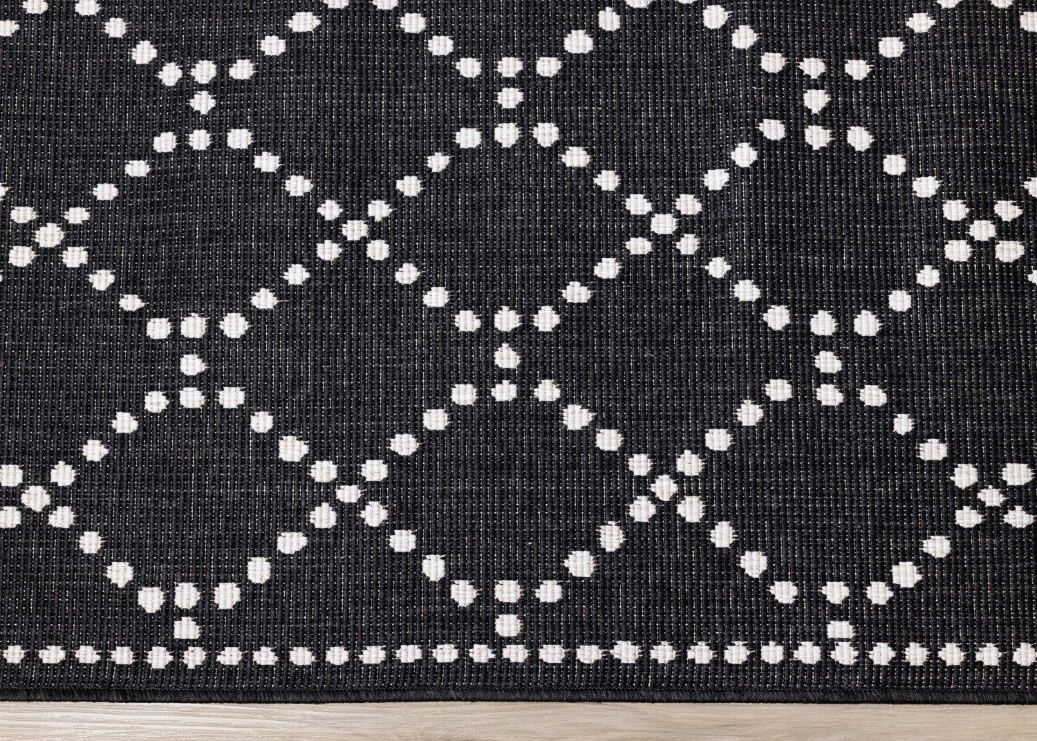 Brooke Reversible Diamonds Indoor/Outdoor Area Rug - 5'3" x 7'7"|Carpette réversible Brooke à motif de diamants pour l’intérieur et l'extérieur - 5 pi 3 po x 7 pi 7 po
