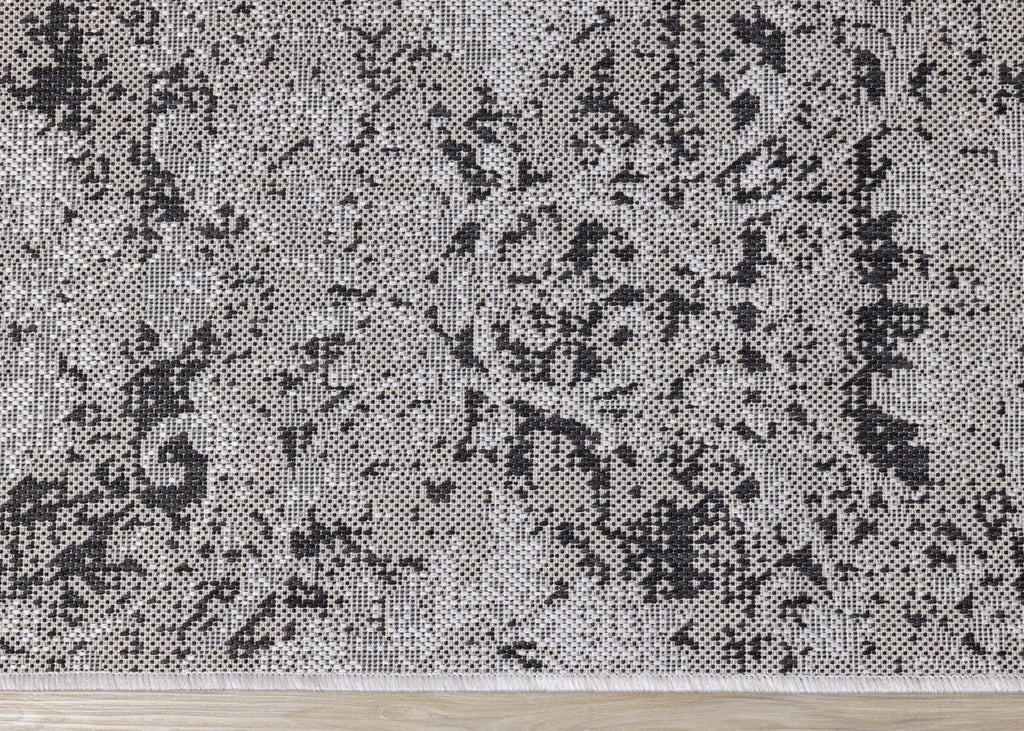 Jackson Distressed Damask Indoor/Outdoor Area Rug - 5'3" x 7'7"|Carpette Jackson à motif damassé vieilli pour l'intérieur et l'extérieur - 5 pi 3 po x 7 pi 7 po