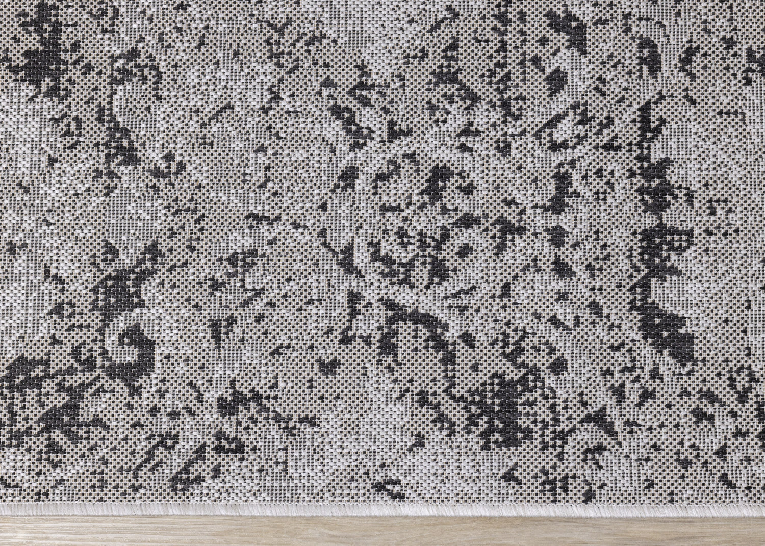 Jackson Distressed Damask Indoor/Outdoor Area Rug - 5'3" x 7'7"|Carpette Jackson à motif damassé vieilli pour l'intérieur et l'extérieur - 5 pi 3 po x 7 pi 7 po