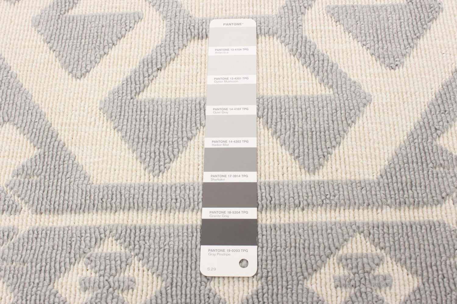 Gaia Light Grey 4'7" x 6'7" Area Rug|Carpette Gaia gris clair 4 pi 7 po x 6 pi 7 po|D86FW5XO