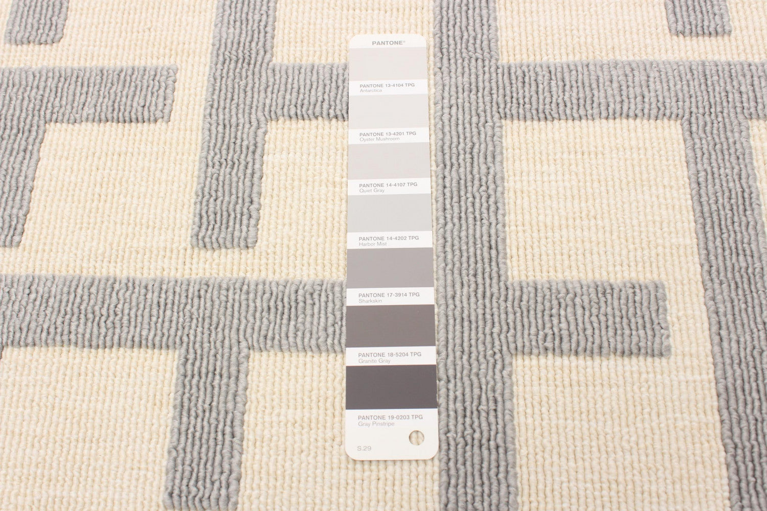 Brangane Light Grey 3'11" x 5'7" Area Rug|Carpette Brangane gris clair 3 pi 11 po x 5 pi 7 po|D86F2X5D