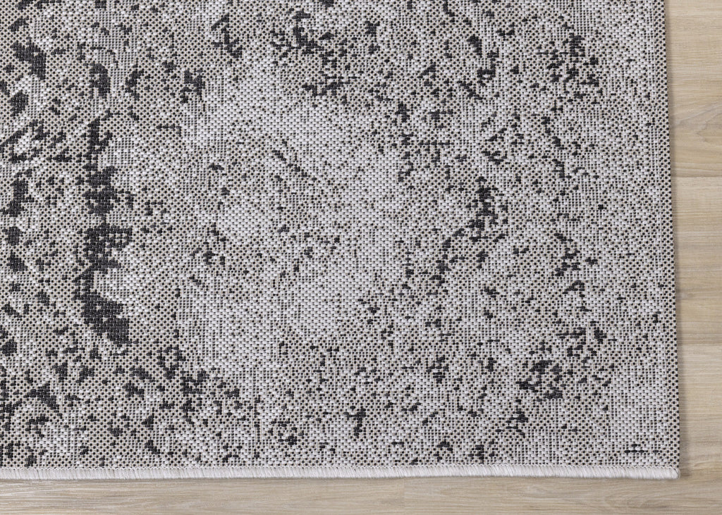 Jackson Distressed Damask Indoor/Outdoor Area Rug - 5'3" x 7'7"|Carpette Jackson à motif damassé vieilli pour l'intérieur et l'extérieur - 5 pi 3 po x 7 pi 7 po