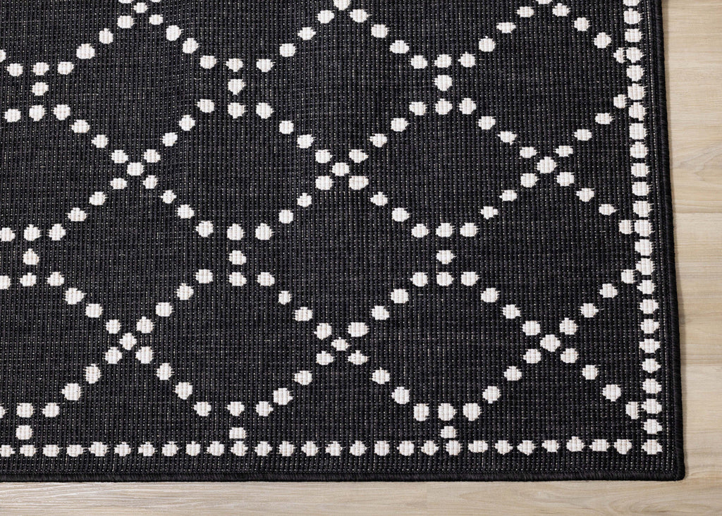 Brooke Reversible Diamonds Indoor/Outdoor Area Rug - 5'3" x 7'7"|Carpette réversible Brooke à motif de diamants pour l’intérieur et l'extérieur - 5 pi 3 po x 7 pi 7 po