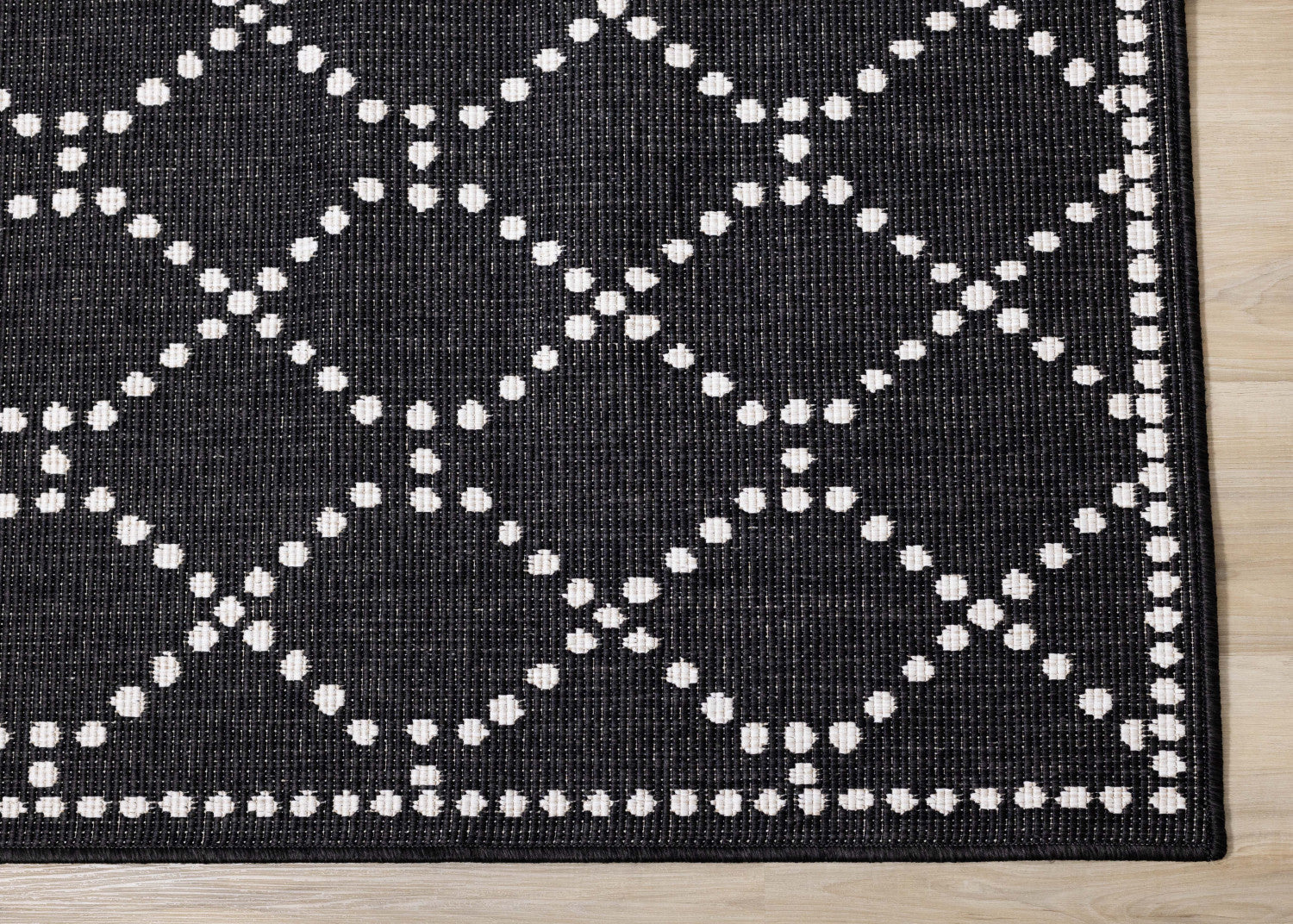Brooke Reversible Diamonds Indoor/Outdoor Area Rug - 5'3" x 7'7"|Carpette réversible Brooke à motif de diamants pour l’intérieur et l'extérieur - 5 pi 3 po x 7 pi 7 po