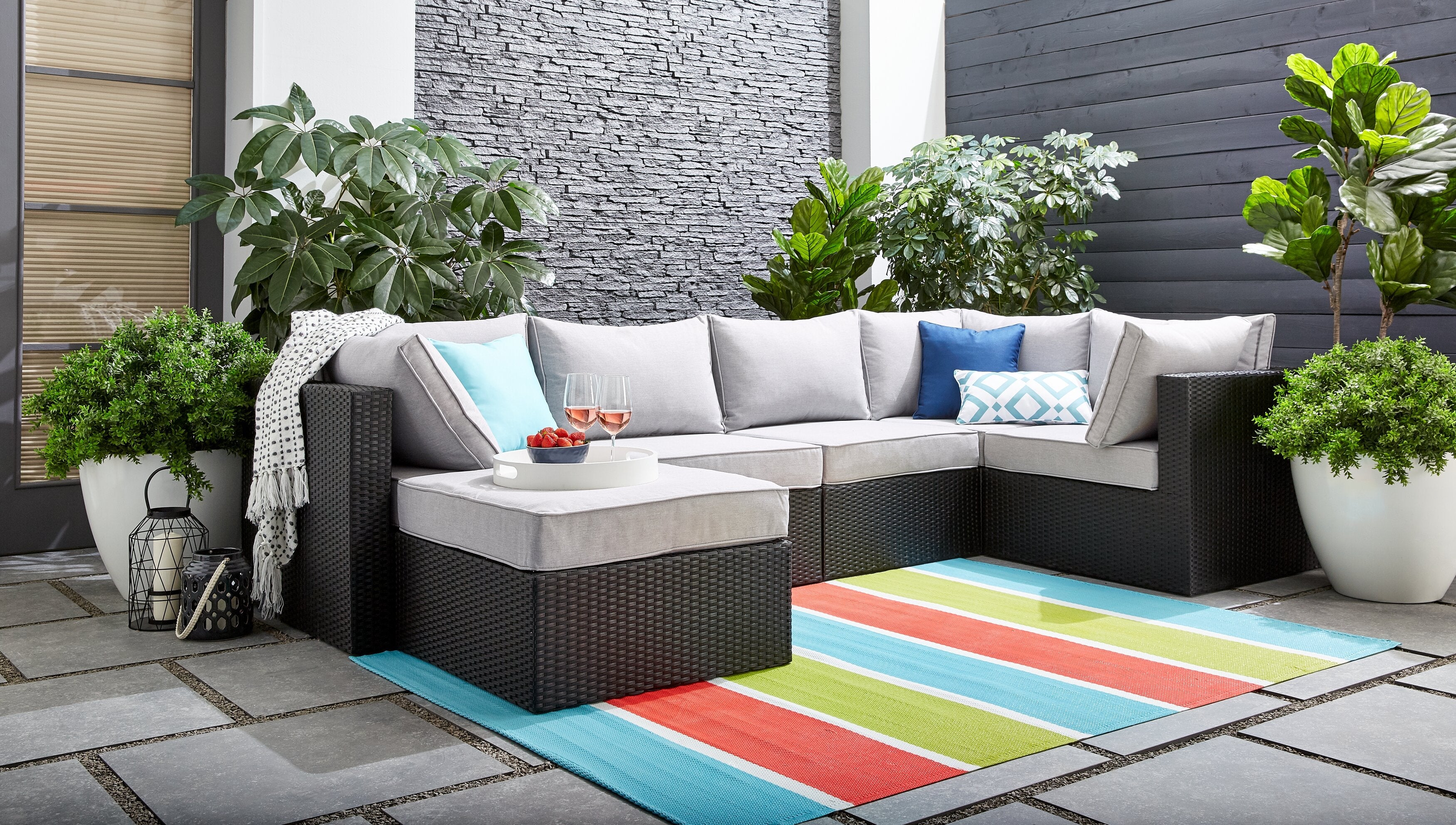 Minnesota 6-Piece Outdoor Patio Set with 3 Corner Chairs, 2 Armless Chairs & Ottoman - Hand-Woven Resin Wicker, Olefin Fabric, UV & Weather Resistant - Grey | Ensemble Minnesota 6 pièces pour la terrasse - gris | MIN2GPK6