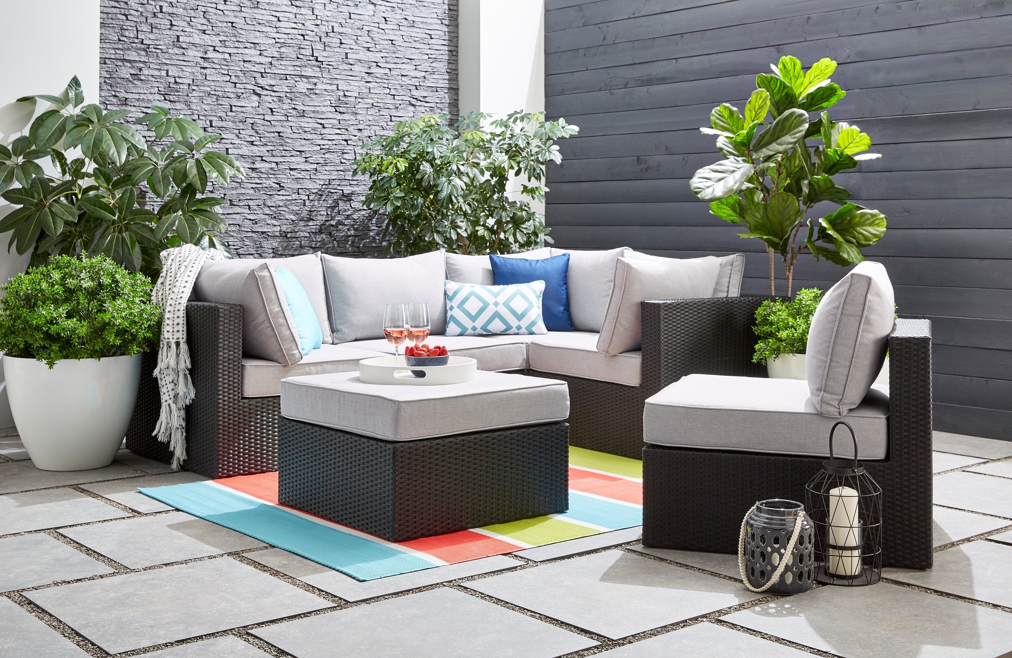 Minnesota 6-Piece Outdoor Patio Set with 3 Corner Chairs, 2 Armless Chairs & Ottoman - Hand-Woven Resin Wicker, Olefin Fabric, UV & Weather Resistant - Grey | Ensemble Minnesota 6 pièces pour la terrasse - gris | MIN2GPK6