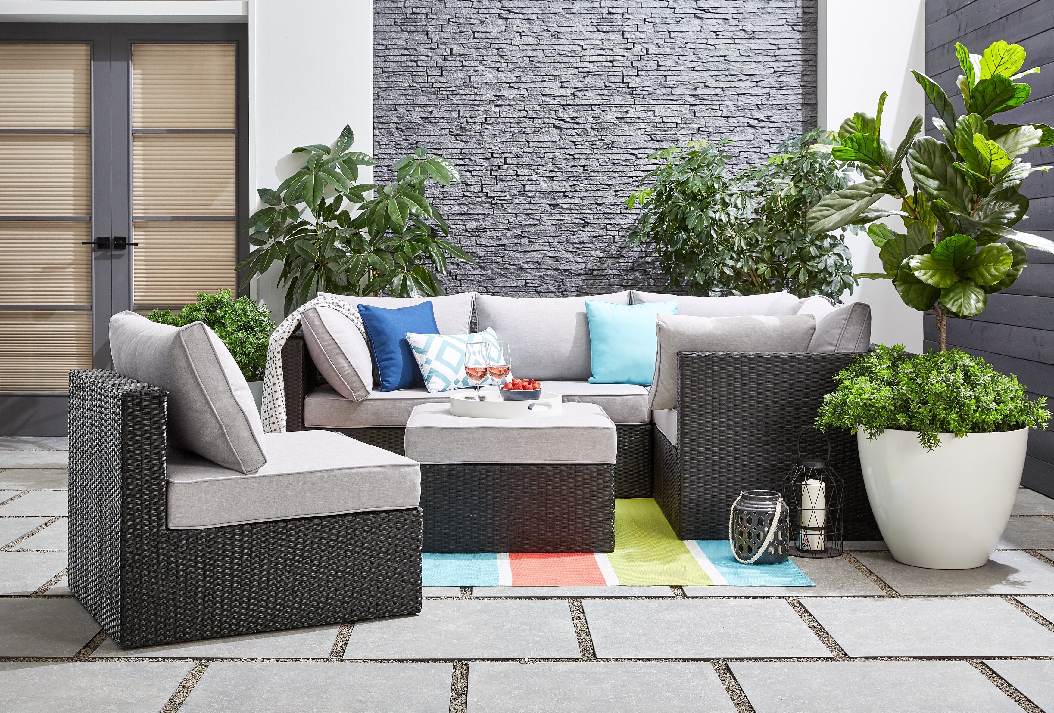 Minnesota 6-Piece Outdoor Patio Set with 3 Corner Chairs, 2 Armless Chairs & Ottoman - Hand-Woven Resin Wicker, Olefin Fabric, UV & Weather Resistant - Grey | Ensemble Minnesota 6 pièces pour la terrasse - gris | MIN2GPK6