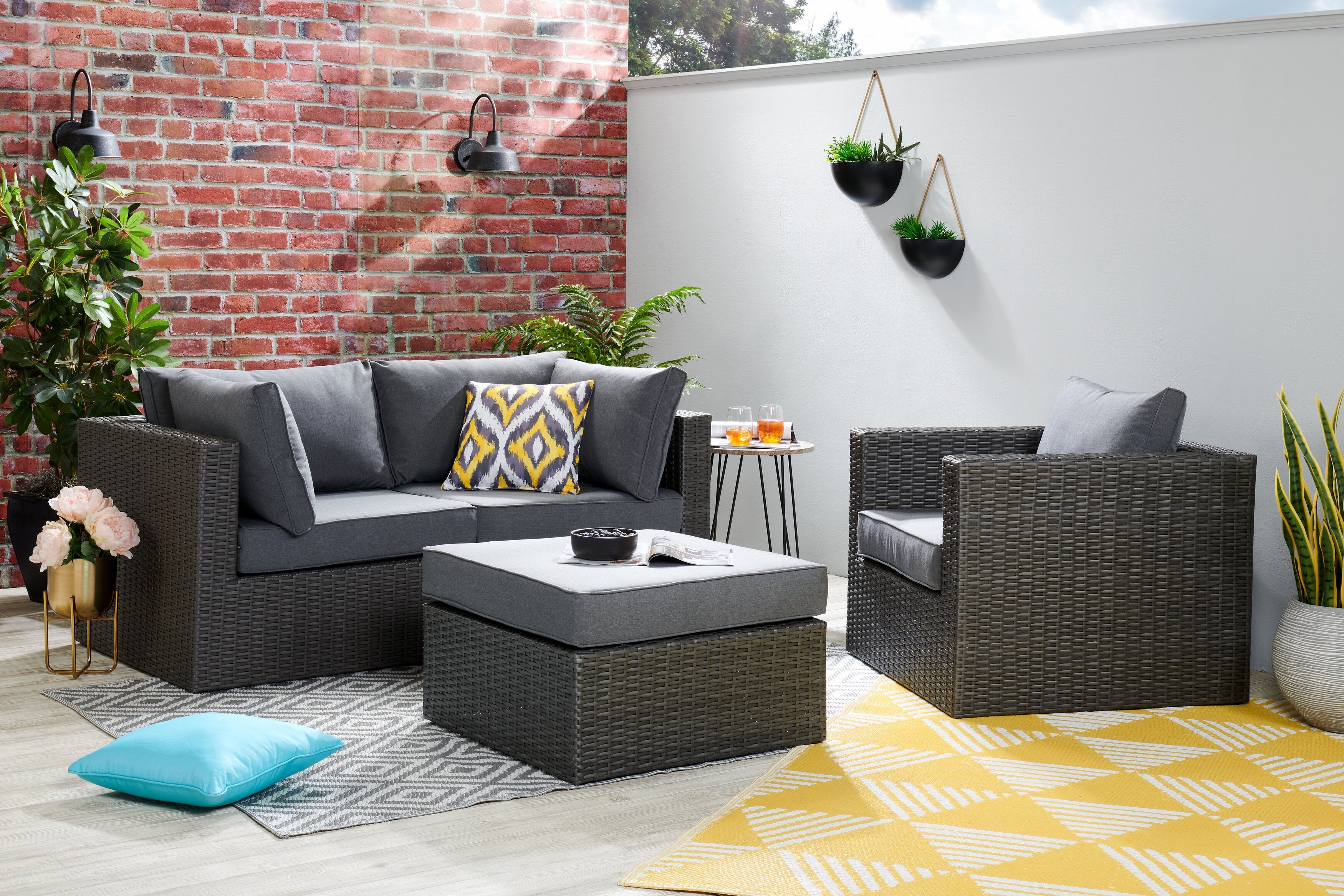 Morris Outdoor Patio Chair - Hand-Woven Resin Wicker, Olefin Fabric, UV & Weather Resistant - Grey|Fauteuil Morris pour la terrasse à l’extérieur, osier en résine tressé à la main, tissu en oléfine, résistant aux rayons UV et aux intempéries - gris