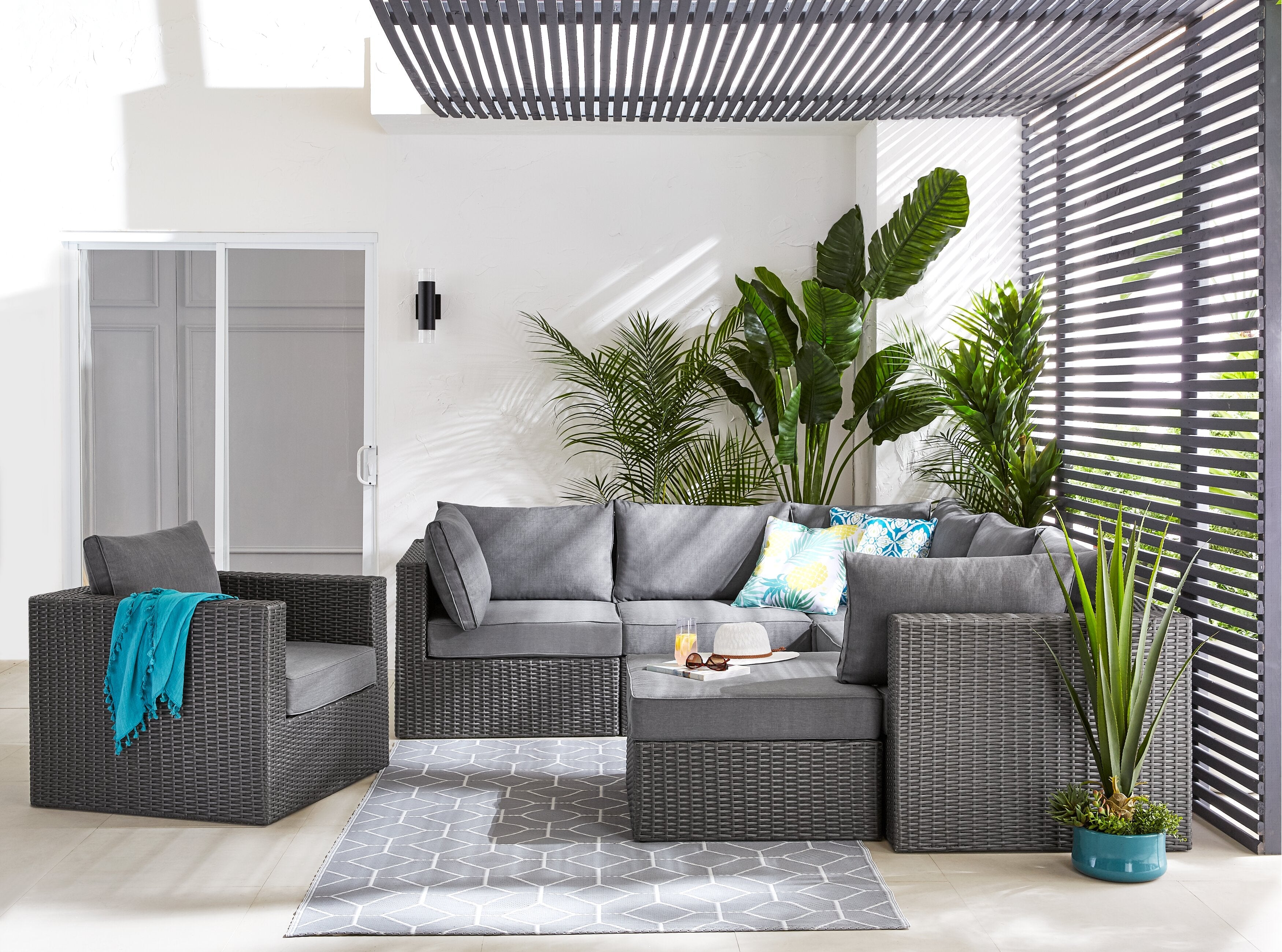 Morris 7-Piece Outdoor Patio Set with 3 Corner Chairs, 2 Armless Chairs, Patio Chair & Ottoman - Hand-Woven Resin Wicker, Olefin Fabric, UV & Weather Resistant - Grey|Ensemble Morris 7 pièces pour la terrasse|MORRG0P7