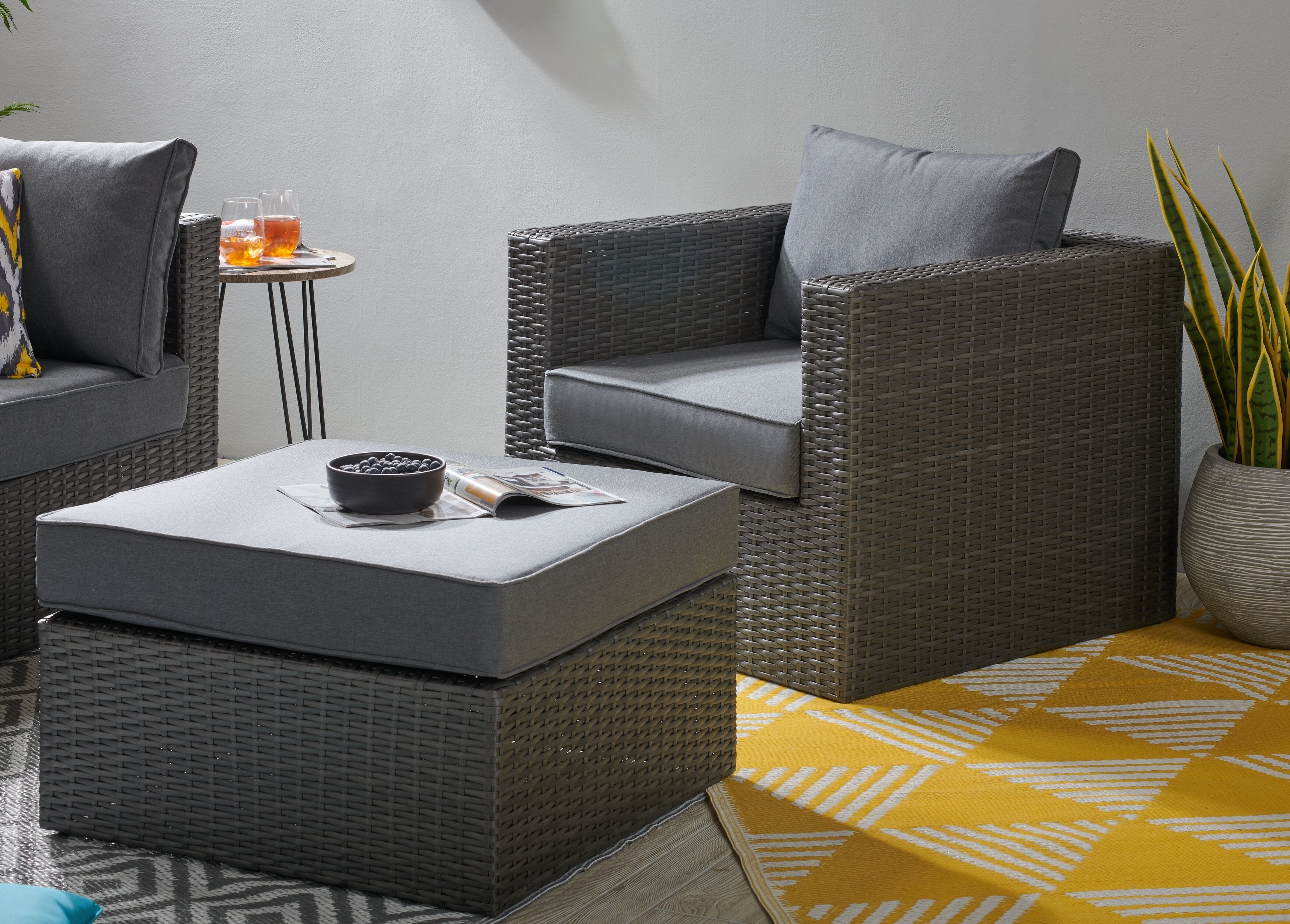 Morris Outdoor Patio Chair - Hand-Woven Resin Wicker, Olefin Fabric, UV & Weather Resistant - Grey|Fauteuil Morris pour la terrasse à l’extérieur, osier en résine tressé à la main, tissu en oléfine, résistant aux rayons UV et aux intempéries - gris