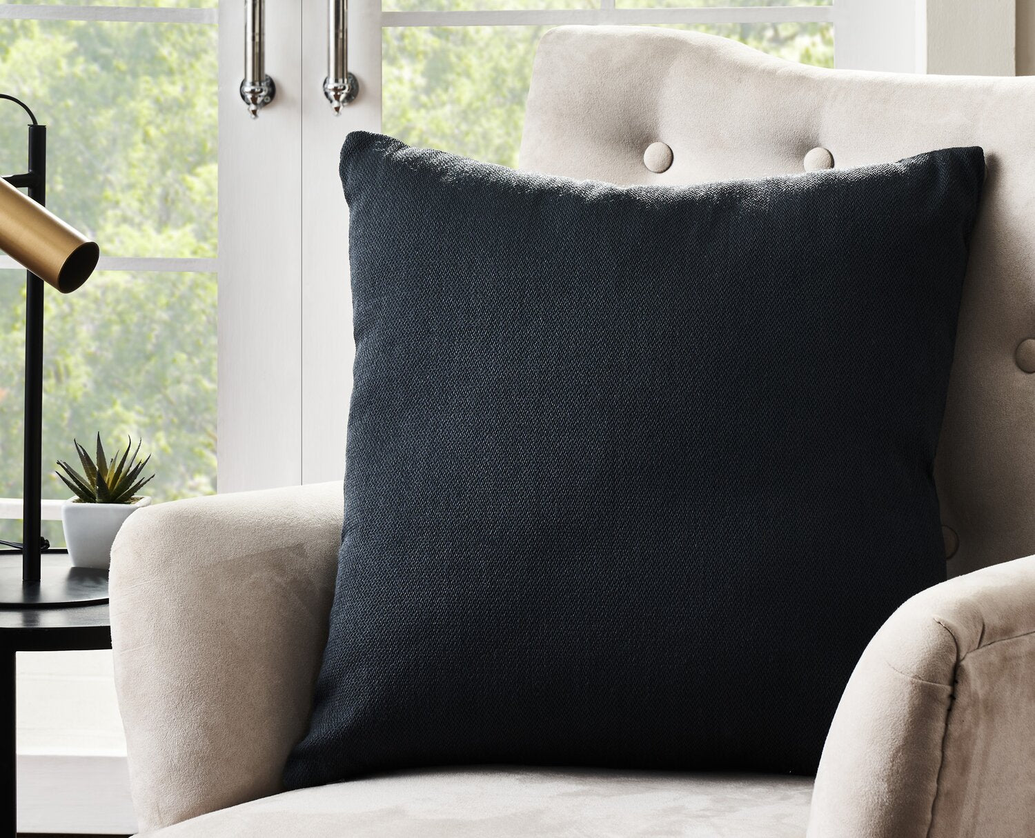 Indoor/Outdoor Classic Accent Pillow - Dark Grey  | Coussin décoratif classique pour l’intérieur et l’extérieur - gris foncé | LX1029DP