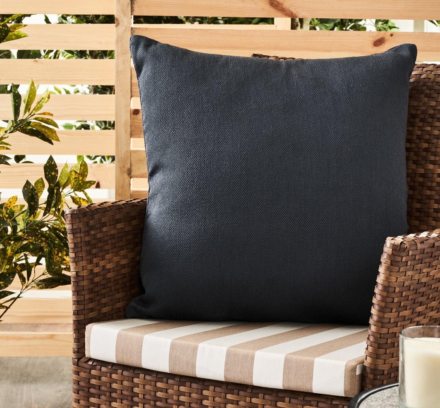 Indoor/Outdoor Classic Accent Pillow - Dark Grey  | Coussin décoratif classique pour l’intérieur et l’extérieur - gris foncé | LX1029DP