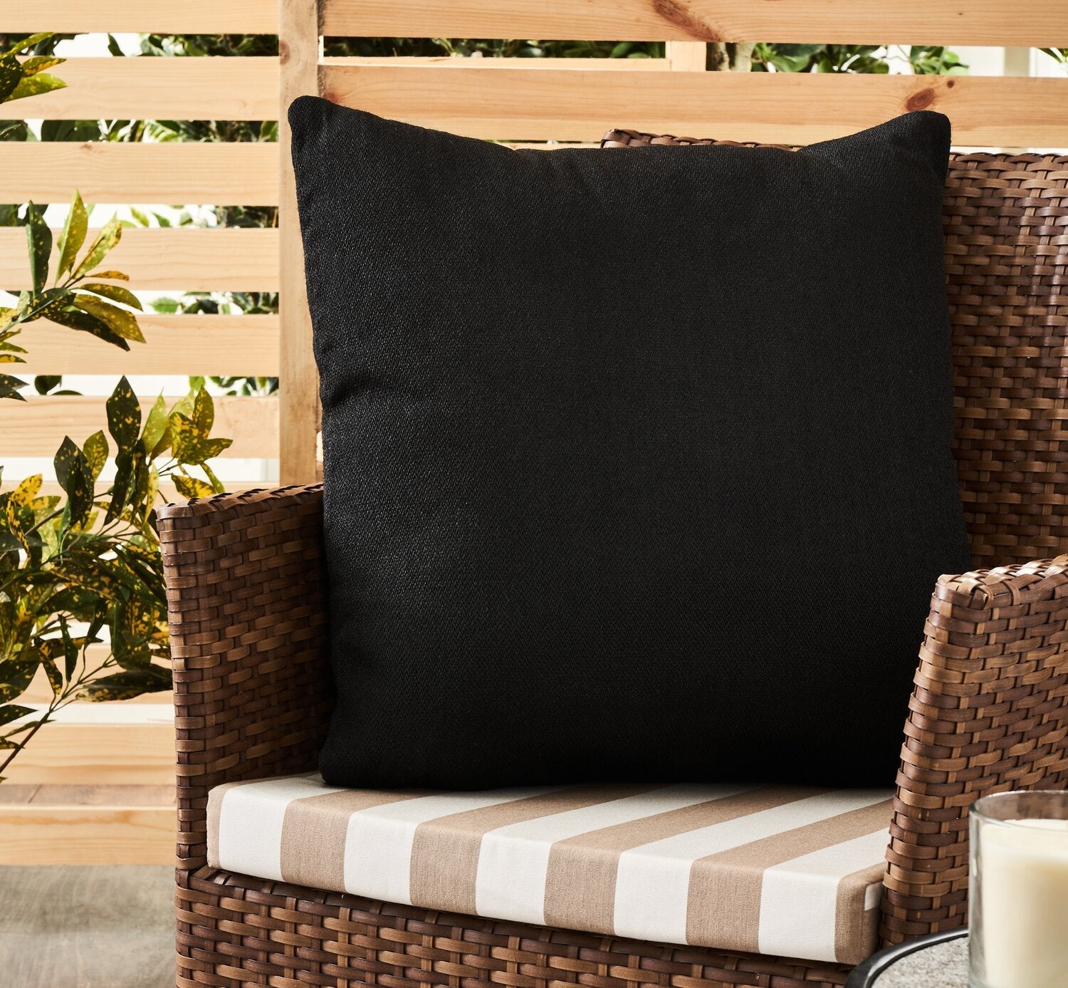 Indoor/Outdoor Classic Accent Pillow - Black  | Coussin décoratif classique pour l’intérieur et l’extérieur - noir | LX1027DP
