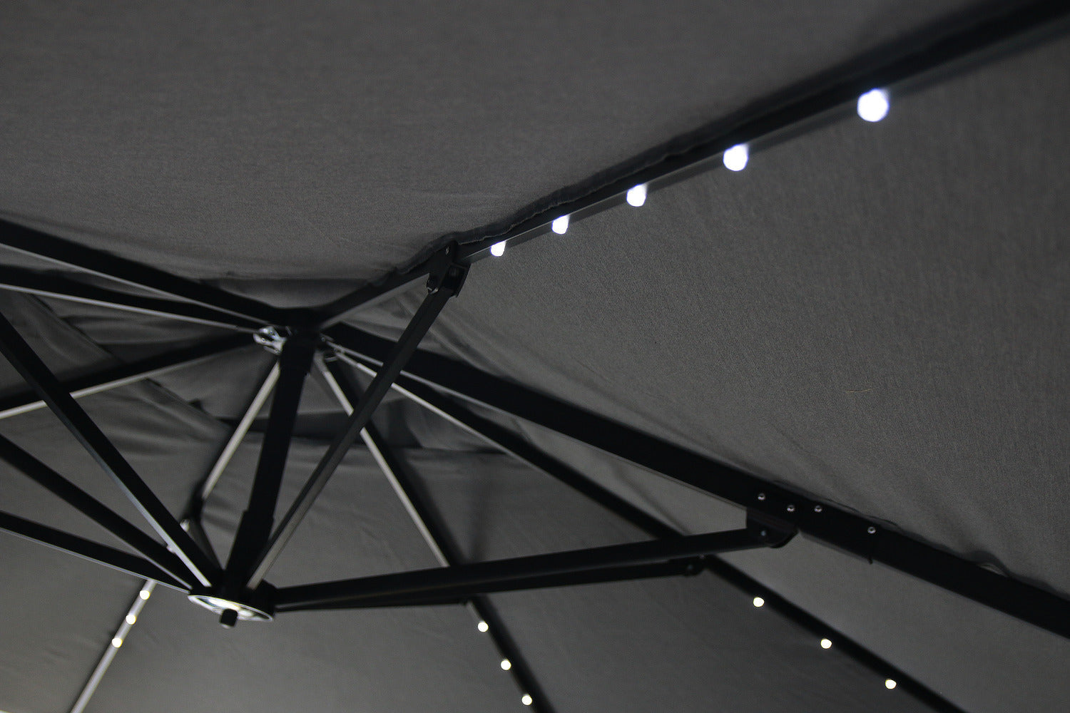 Solar Cantilevered Patio Umbrella - 137"W x 84"H, Steel, Hand Crank, Built-in LED Lights - Grey|Parasol excentré Solar pour la terrasse, 137 po (L) x 84 po (H), acier, manivelle, éclairage à DEL intégré - gris